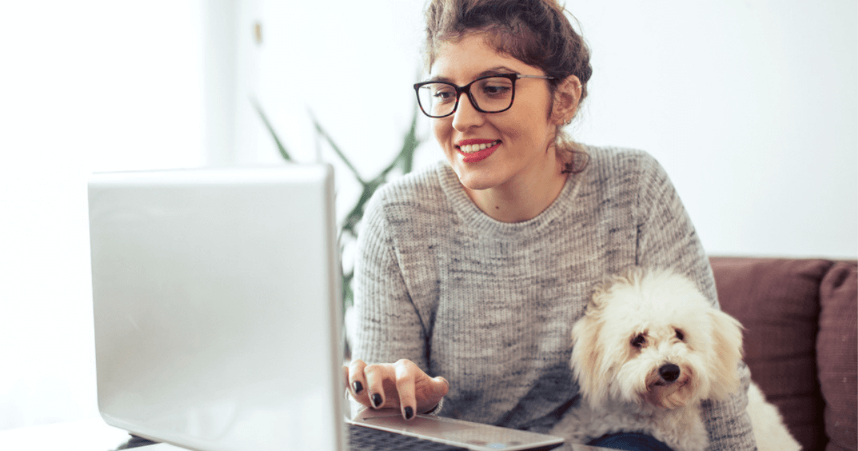 Woman with dog working from home (1)